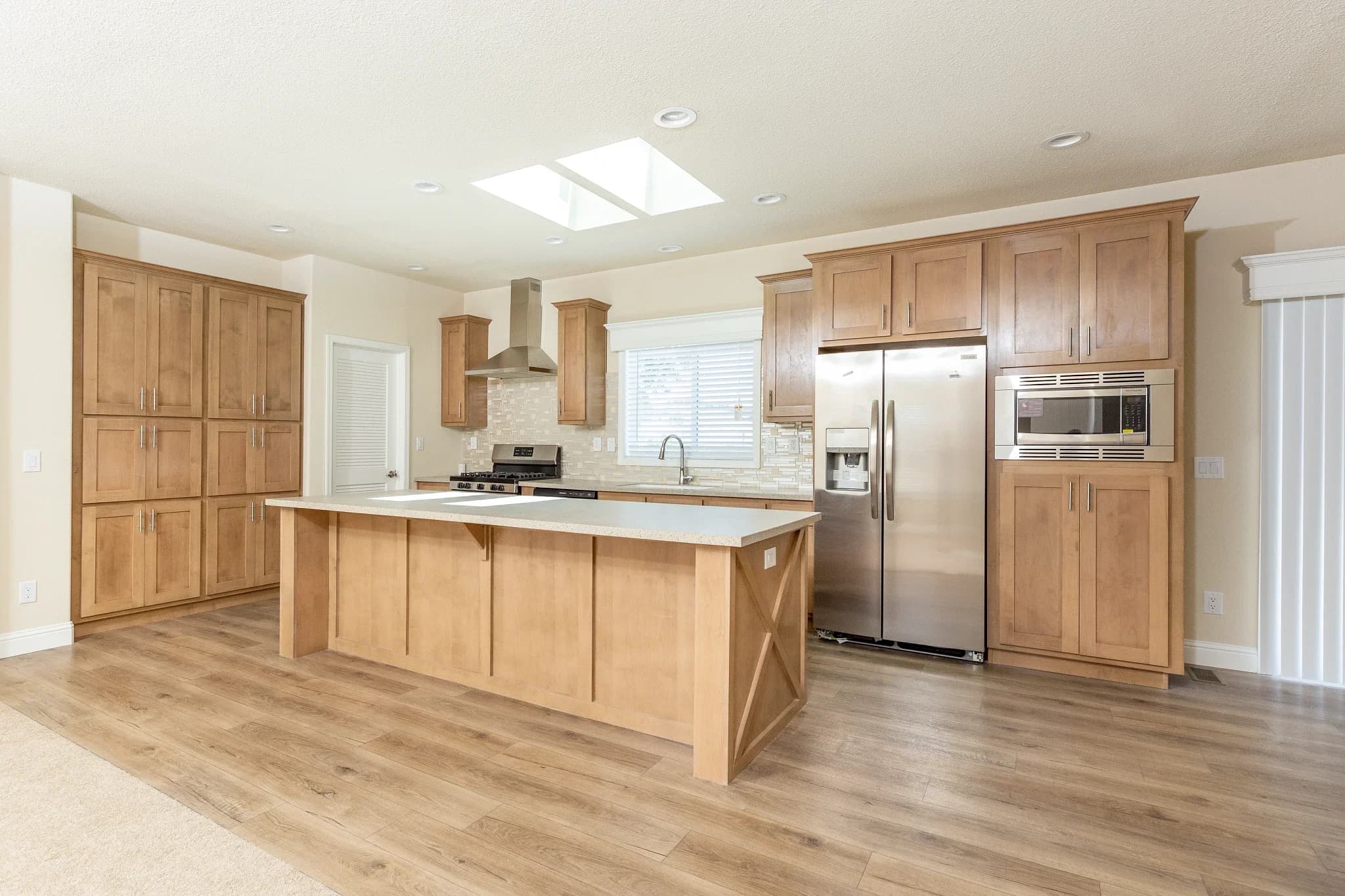 Coronado 2458c kitchen home features