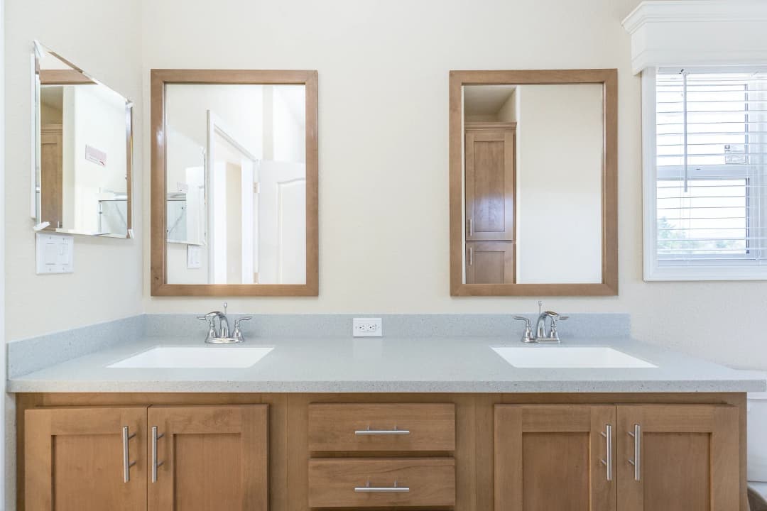 Coronado 2458c bathroom home features